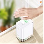 persoana folosind dozatorul touchless fara a atinge dispozitivul