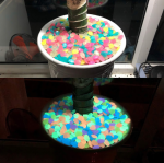ghiveci cu plante ornamentale decorat cu pietre fosforescente