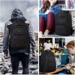 rucsac pentru laptop asezat pe birou langa accesorii profesionale