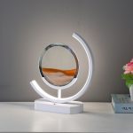 lampa de relaxare cu lumina rece caldura si neutra asezata pe birou