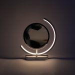 detaliu cu particulele de nisip inchise cazand lent sub lumina led reglata