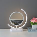 lampa de relaxare cu lumina rece, calda si neutra asezata pe birou