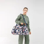 Geantă sport Kinmac Camellia impermeabilă, purtată confortabil pe umăr