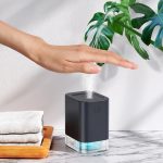 persoana folosind dozatorul touchless fara a atinge dispozitivul